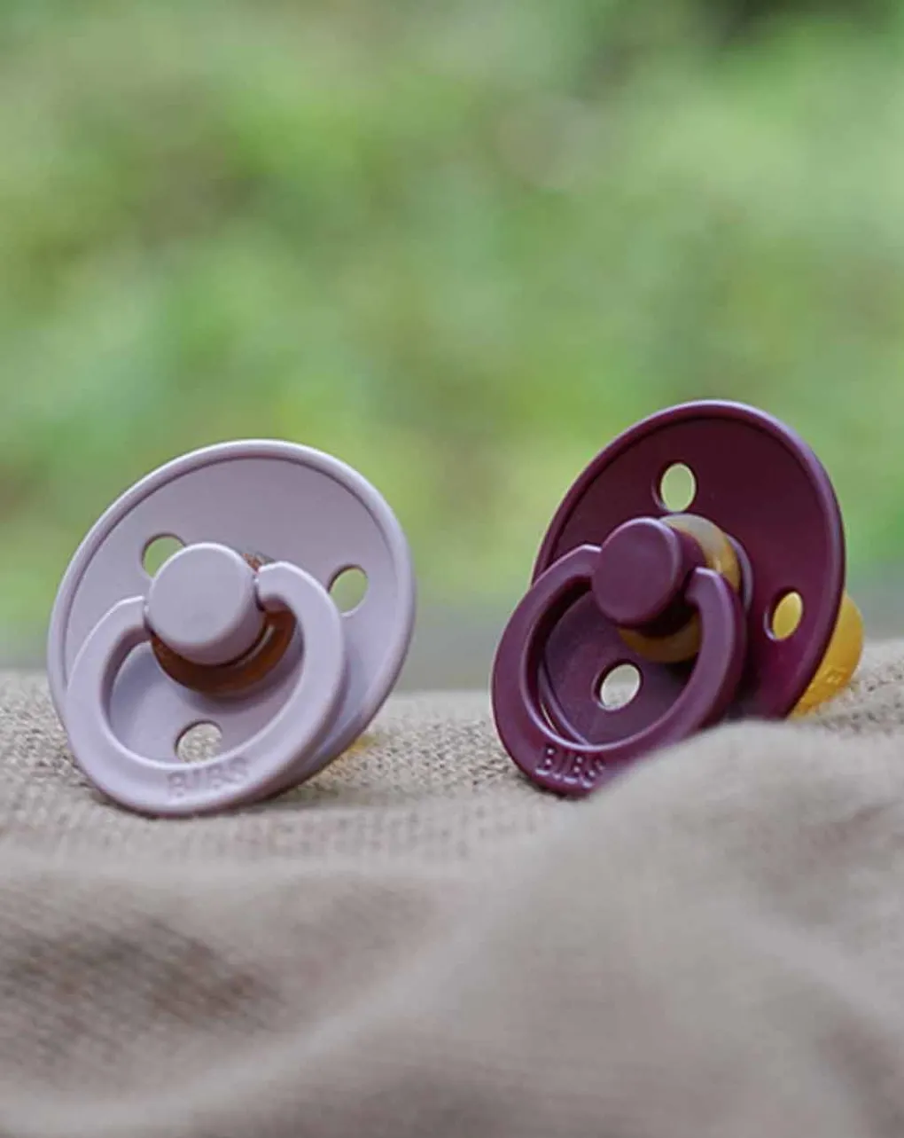 BIBS Succhietti-Set 2 Ciucci Tettarella Tonda In Gomma Naturale 6/18 Mesi - Colore Pink Plum E Sambuco -